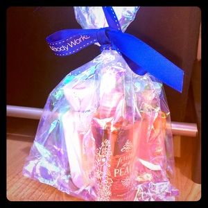 NEW Bath & Body Works “Pretty as a Peach” gift set